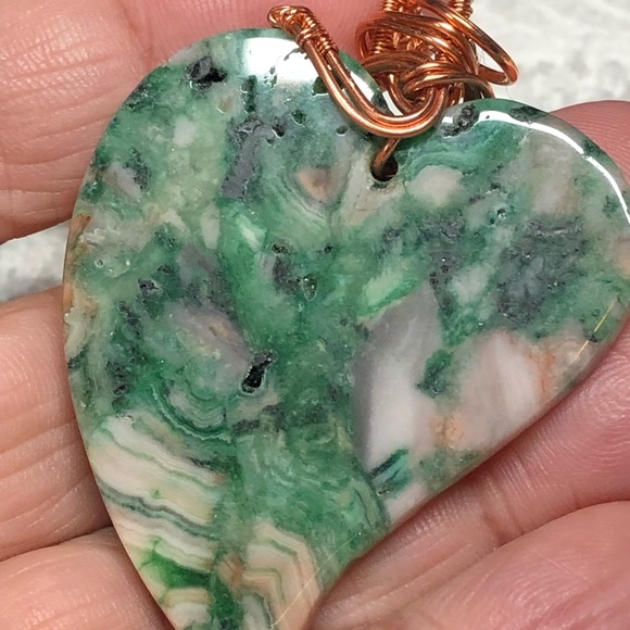Pretty wire wrapped green heart stone - Picture 13 of 14